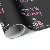 Bald wird Mommy Loading 2025 Spaß Geschenkpapier (Rolleneckpunkt)