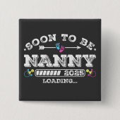 Bald wird Nanny 2025 Loading Square Button sein (Vorderseite)