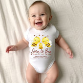 Bald zu Bekleidungsfamilie von drei Schwangerschaf Baby Strampler