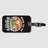 Bald zu Daddy 2025 erste Daddy 2025 Retro Gepäckanhänger (Vorderseite (Horizontal))