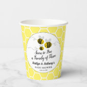 Bald zu einer Familie von drei | Babydusche Pappbecher (Rückseite)