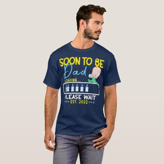 Bald zum Vater EST 2022 Laden bitte warten T-Shirt (Vorne ganz)