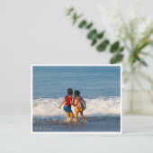 Bali-Strandkinder spielen – Postkarte (Stehend Vorderseite)