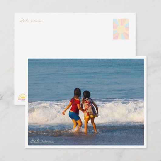 Bali-Strandkinder spielen – Postkarte (Vorne/Hinten)