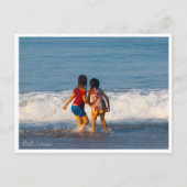 Bali-Strandkinder spielen – Postkarte (Vorderseite)