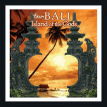 Bali Sunset Art Deco Poster<br><div class="desc">Reproduktion des originalen Reiseplakats,  das den Tourismus nach Bali fördert,  mit dem atemberaubenden Sonnenuntergang-Design,  das nach Ermessen des Künstlers digital restauriert wurde. Ideal für Ihre Zuhause-Wanddekoration. Das Ganze würde eine wunderschöne Retro-Dekoration in Bar,  Café,  Restaurant,  Zuhause-Theater,  Büro oder Garten bilden. Von der kleinen bis zur maximalen Größe vorhanden.</div>