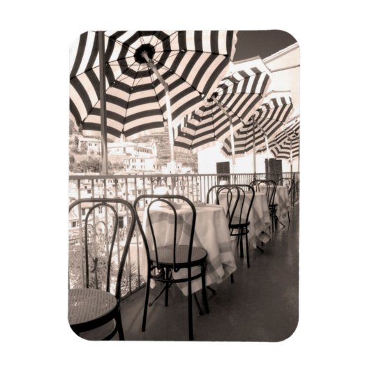 Balkon mit kleinem Restaurant, Italien Magnet (Vertikal)