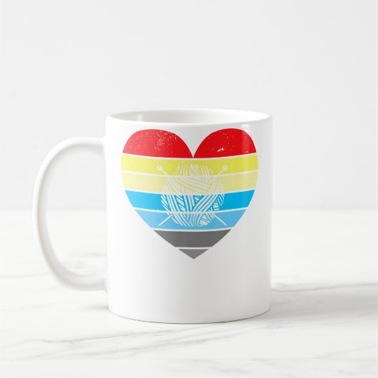 Ball aus Garn und Stricknadeln stricken Kaffeetasse (Links)