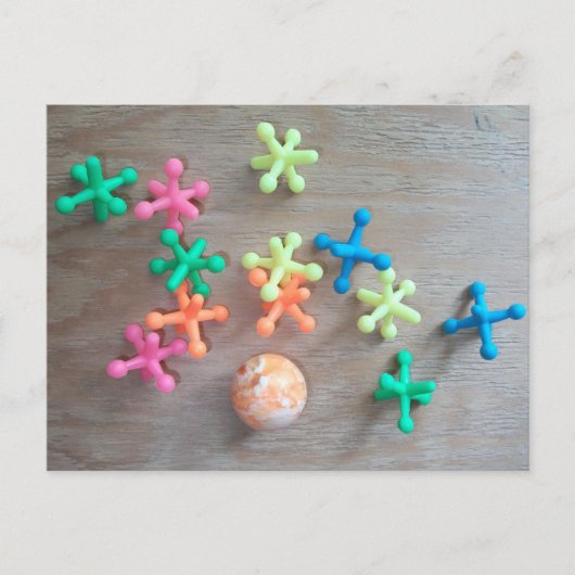 Ball mit farbigen Jacken, die an Bord geworfen wer Postkarte (Vorderseite)