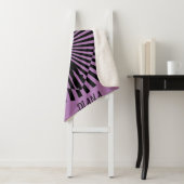 Ballerina auf einer abstrakten schwarz-weißen Deck Sherpadecke (Beispiel)