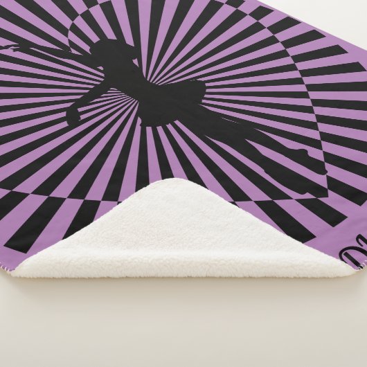 Ballerina auf einer abstrakten schwarz-weißen Deck Sherpadecke (3/4)