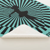 Ballerina auf einer abstrakten schwarz-weißen Deck Sherpadecke (3/4)