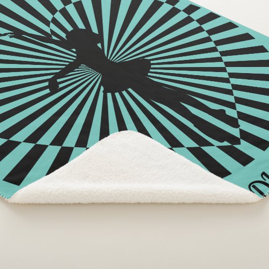 Ballerina auf einer abstrakten schwarz-weißen Deck Sherpadecke (3/4)