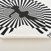 Ballerina auf einer abstrakten schwarz-weißen Deck Sherpadecke (3/4)