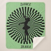 Ballerina auf einer abstrakten schwarz-weißen Deck Sherpadecke (Vorderseite)