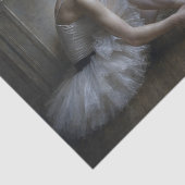 Ballerina bindet Spitzenschuhe Seidenpapier (Ausschnitt)