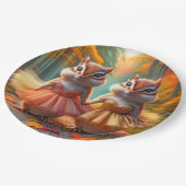 Ballerina Chipmunks auf einem Stumpf Pappteller (Schrägansicht)