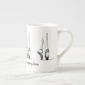 Ballerina Feet in Dance Shoes - Ihr Slogan auf ein Porzellantasse (Rechts)
