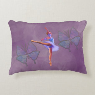 Ballerina in Arabeske-Position in Lila und in Dekokissen