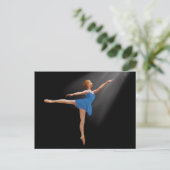 Ballerina in Arabesque Position auf der schwarzen Postkarte (Stehend Vorderseite)