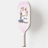 Ballerina in Blue Personal Pink Pickleball Schläger (Links)