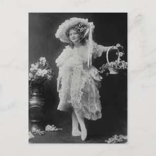 Ballerina in Schichten aus Rüschen und Spitze gekl Postkarte