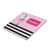 Ballerina mit rosa Kleidung und Pointe-Toe-Schuhen Fliese (Seite)