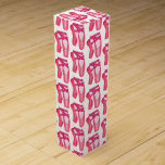 Ballerina Pink Ballett Tanz Erwägung Schuhe Weinbox<br><div class="desc">Das Design zeigt eine originelle Marker-Abbildung eines Paares von rosa pointe ballerina Zehenschuhen. Ideal für eine Ballett-thematische Geburtstagsfeier oder andere Veranstaltung. Diese rosa Ballett-Tanzillustrierung ist auch auf anderen Produkten, einschließlich der Koordination von Party-Produkten, erhältlich. Sehen Sie nicht, wonach Sie suchen? Brauchen Sie Hilfe bei der Anpassung? Kontaktieren Sie Rebecca, um...</div>
