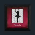Ballerina Silhouette über ein Herz-Mandala-Muster Geschenkbox<br><div class="desc">Eine Silhouette einer Ballerina,  die sich mit den Händen über ihrem Kopf auf den Zehenspitzen posiert. Umgeben von einem laktartigen Aussehen,  Schwarz-Weiß-Herz und Blume-Mandala-Muster. Set auf einem runden Hintergrund. Personalisieren Sie mit einem Namen oder Initialen in einem extravaganten Deko Schriftart.</div>
