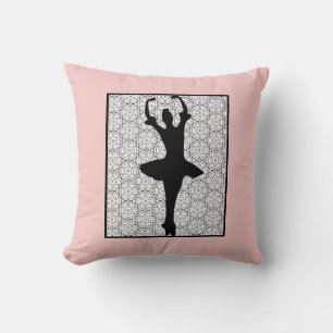 Ballerina Silhouette über ein Herz-Mandala-Muster Kissen