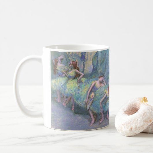 Balletttänzer in den Flügeln von Edgar Degas Kaffeetasse (Mit Donut)