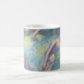 Balletttänzer in den Flügeln von Edgar Degas Kaffeetasse (Mittel)