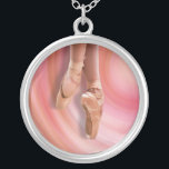 Balletttänzer in den Schuhen Versilberte Kette<br><div class="desc">Für Ballettliebhaber bietet diese Kette eine Balletttänzerin in Zehenschuhen über einem rosa,  abstrakten,  wirbelnden Hintergrund.</div>