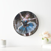 Balletttänzer in einem blauen Tutu Große Wanduhr (Zuhause)