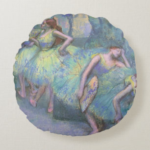 Balletttänzerinnen in den Kulissen von Edgar Degas Rundes Kissen