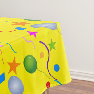 Ballons und Streamer auf dem farbenfrohen 16 . Geb Tischdecke