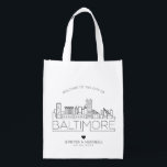 Baltimore, Maryland Wedding | Stilisierte Skyline Wiederverwendbare Einkaufstasche<br><div class="desc">Eine einzigartige Hochzeitstasche für eine Hochzeit in der schönen Stadt Baltimore, Maryland. Diese Tasche zeigt die einzigartige Skyline der Stadt mit ihrem Namen darunter. Anschließend erhalten Sie Informationen zu Ihrem Hochzeitstag in einem passenden, offenen Stil. Dieser Artikel ist Teil einer umfangreicheren mehrteiligen Sammlung mit Artikeln, die auf den Tag der...</div>