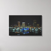 Baltimore Skyline und Boote in der Nacht Leinwanddruck (Vorderseite)