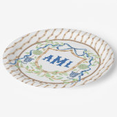 Bambus und Olivenöl Topiary Wappen | Monogramm Pappteller (Schrägansicht)