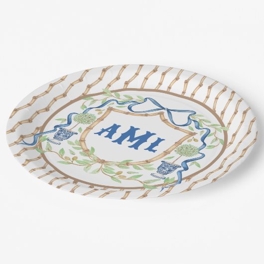 Bambus und Olivenöl Topiary Wappen | Monogramm Pappteller (Schrägansicht)