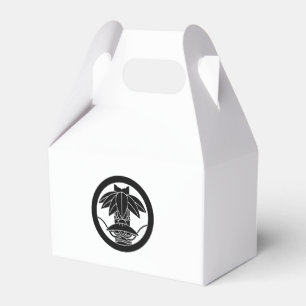 Bambus und Sitzhut im Kreis Geschenkschachtel