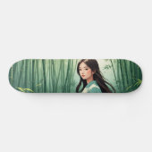 Bambuswald mit asiatischer Frau Skateboard (Horizontal)