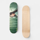 Bambuswald mit asiatischer Frau Skateboard (Vorderseite)