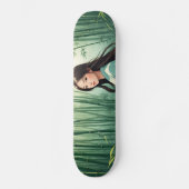 Bambuswald mit asiatischer Frau Skateboard (Vorderseite)