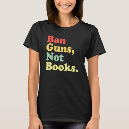 Ban Guns Not Books Retro Read Banned Books T-Shirt (Vorderseite)