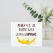 BANANA Funny Gift NIE Blickkontakt zu... Postkarte (Stehend Vorderseite)