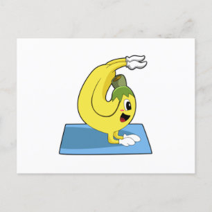 Banane beim Yoga auf einer Yogamatte Postkarte