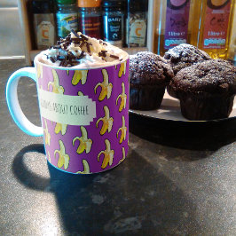 Bananen über Lila Kaffee-Backbananen Kaffeetasse