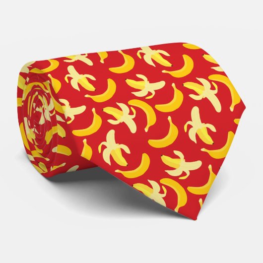 Bananenmuster mit rotem Hintergrund Krawatte (Gerollt)
