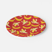 Bananenmuster mit rotem Hintergrund Pappteller (Schrägansicht)